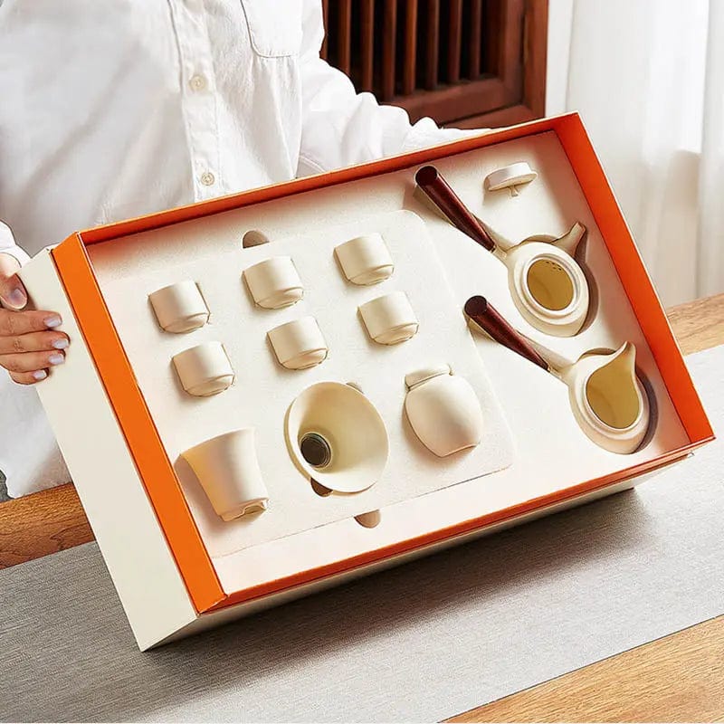 Biały ceramiczny zestaw do herbaty