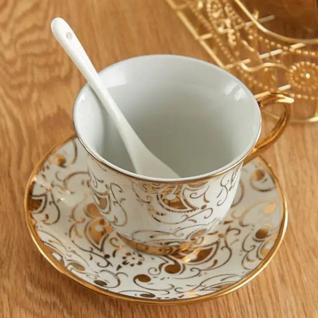 Biały i złoty porcelanowy zestaw do herbaty