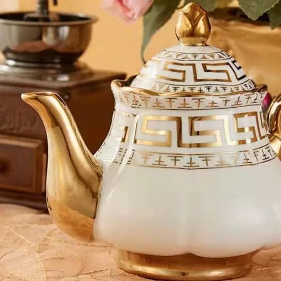 Biały i złoty porcelanowy zestaw do herbaty