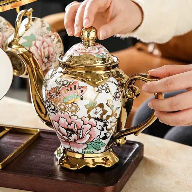Biały porcelanowy zestaw do herbaty ze złotym i kwiatowym wzorem