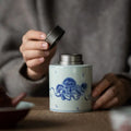 Ceramiczny pojemnik na herbatę biało-niebieski