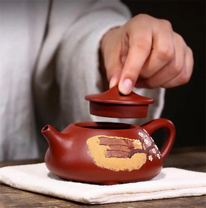 Chiński dzbanek do herbaty z czerwonej gliny Yixing z motywem kwitnącej wiśni 230 ml