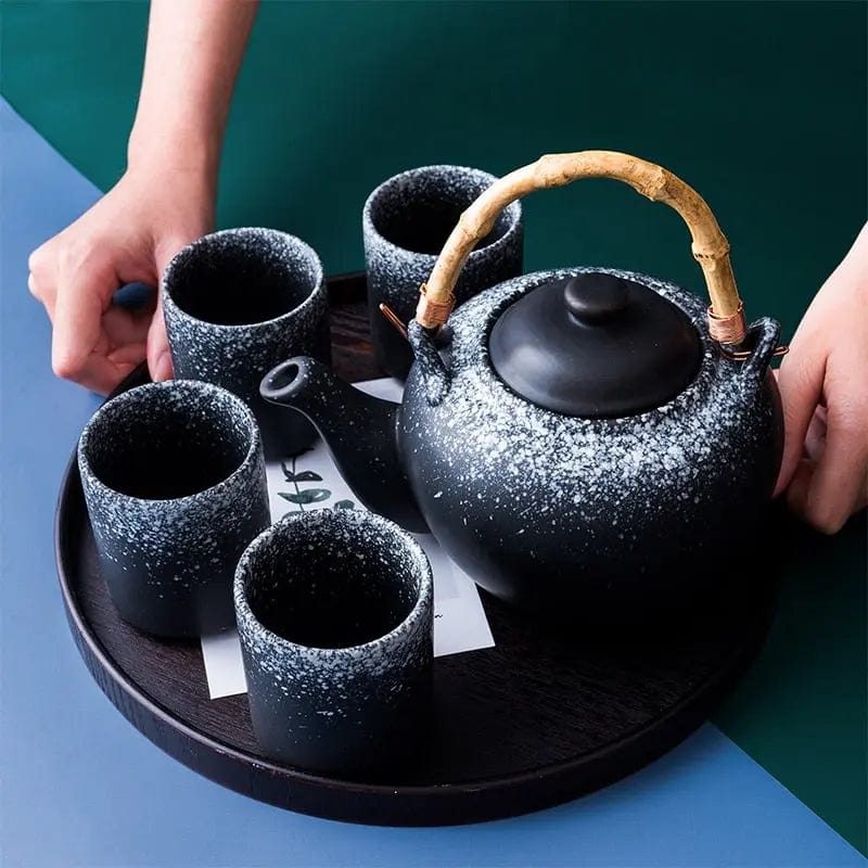 Japoński ceramiczny dzbanek do herbaty z czarnymi plamkami i bambusowym uchwytem 800 ml