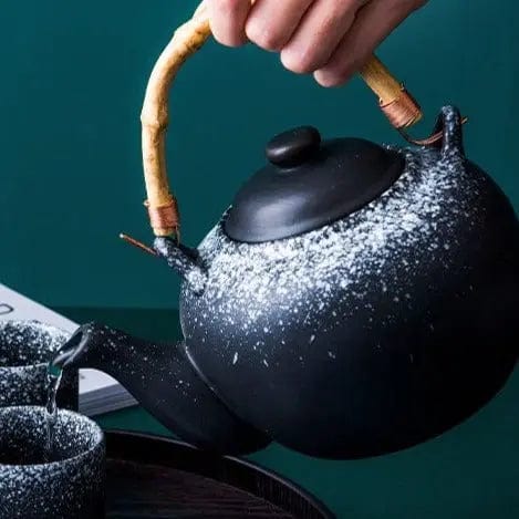 Japoński ceramiczny dzbanek do herbaty z czarnymi plamkami i bambusowym uchwytem 800 ml