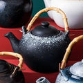 Japoński ceramiczny dzbanek do herbaty z czarnymi plamkami i bambusowym uchwytem 800 ml