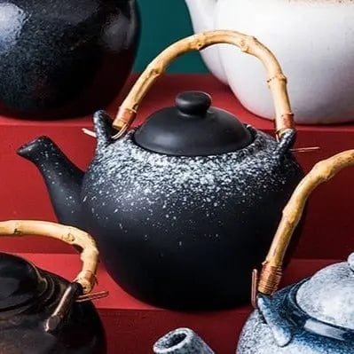 Japoński ceramiczny dzbanek do herbaty z czarnymi plamkami i bambusowym uchwytem 800 ml