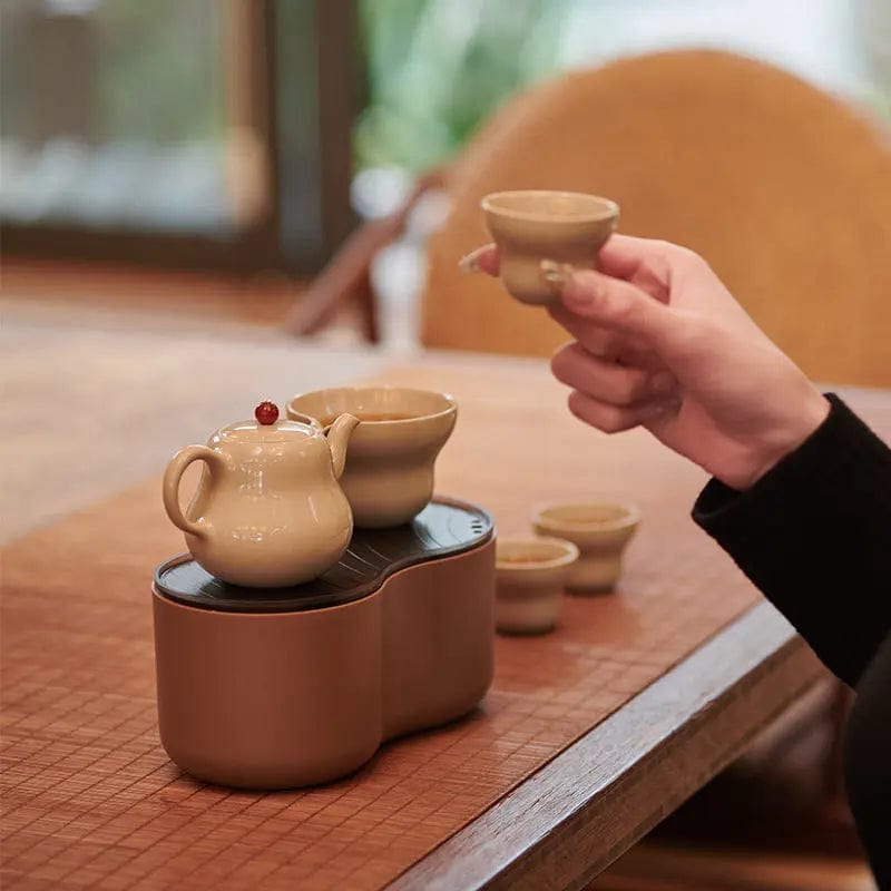 Mały ceramiczny zestaw do herbaty