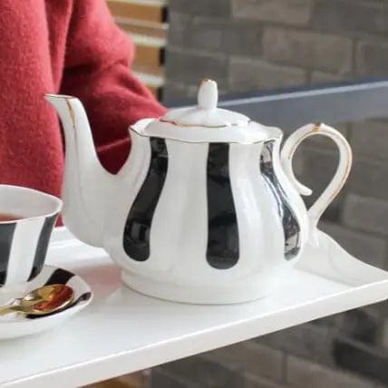 Porcelanowy dzbanek do herbaty z czarnymi paskami, 860 ml