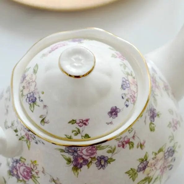 Porcelanowy dzbanek do herbaty z fioletowym kwiatowym wzorem 1,5 l
