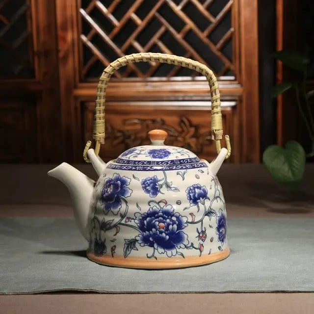Porcelanowy dzbanek do herbaty z niebieskim kwiatowym wzorem 900 ml