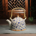 Porcelanowy dzbanek do herbaty z niebieskimi kwiatami, 900 ml