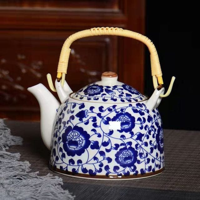 Porcelanowy dzbanek do herbaty z niebieskimi kwiatami, 900 ml