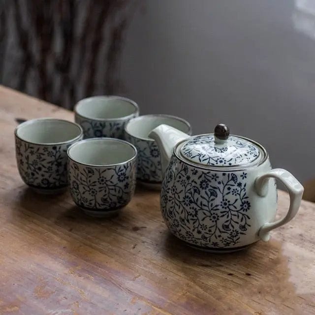 Porcelanowy zestaw do herbaty z drobnymi kwiatami 480 ml