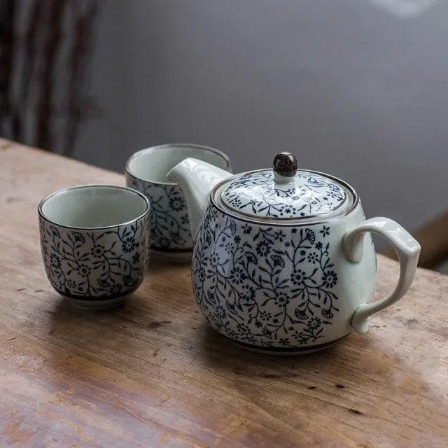 Porcelanowy zestaw do herbaty z drobnymi kwiatami 480 ml