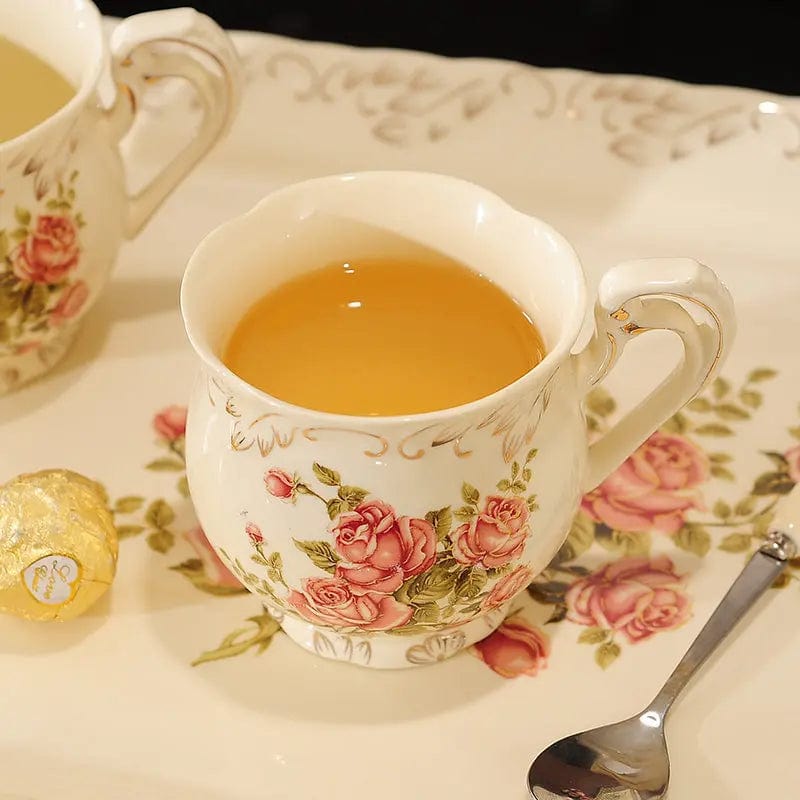 Zestaw do herbaty z motywem róż w porcelanie